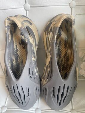 adidas Yeezy Foam RNNR MXT Moon Gray